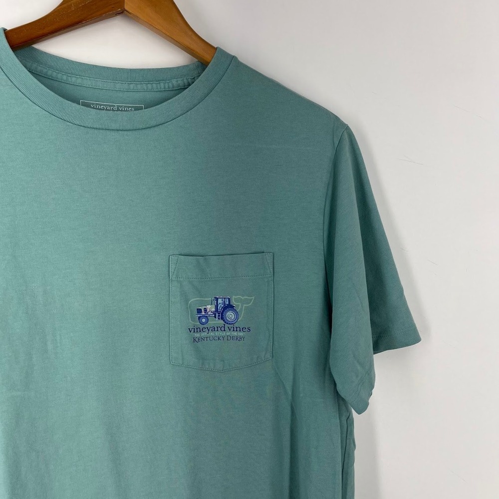 Vineyard Vines Mens 145th Kentucky Derby Tractor Graphic Pocket T-Shirt Green M - Picture 5 of 14
